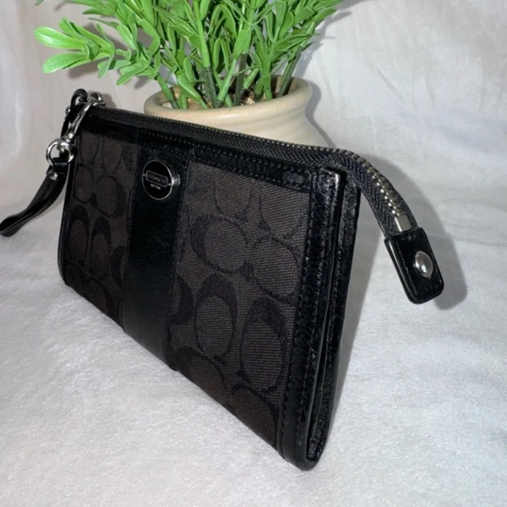 ‼️SOLD‼️Coach Women's‎ Black Square Shape Front Zipper Wristlet/Wallet - Picture 3 of 14